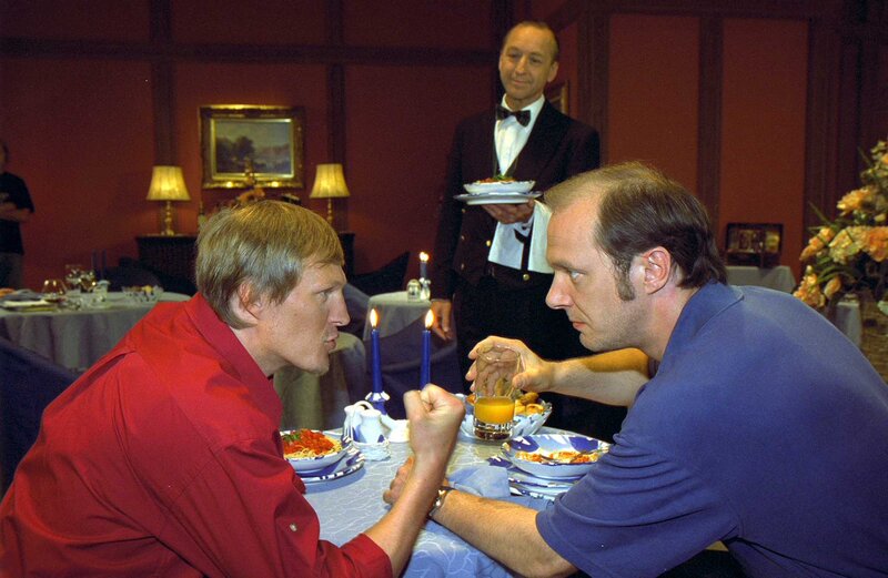 „Schlosshotel Orth“, „Reine Nervensache.“ Die Mountainbiker Frank und Willy treten zu einem Ausscheidungsrennen an. Willy versucht mit allen Mitteln den älteren Frank zur Aufgabe zu überreden. Beim Rennen muss Willy feststellen, dass er mit seinen unsportlichen Methoden nicht alleine ist. In Felix keimt langsam der Verdacht, dass Iris in die Unterschlagungen, die man ihm anlastet, verwickelt ist. Lilo muss sich einer Knochenmarkspunktion unterziehen. Im Bild (v.li.): Georg Friedrich (Willy), Karl Menrad (Albert Novak), Martin Brambach (Frank). – Bild: ORF/​Hubert Mican