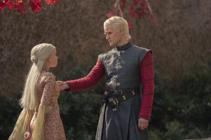 Rhaenyra Targaryen (Milly Alcock, l.); Daemon Targaryen (Matt Smith, r.) – Bild: Ollie Upton