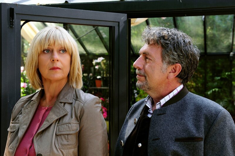 Julius (Michele Oliveri, r.) findet Gefallen an Charlotte (Mona Seefried, l.), stellt sich aber sehr ungeschickt an. – Bild: ARD/​Ann Paur