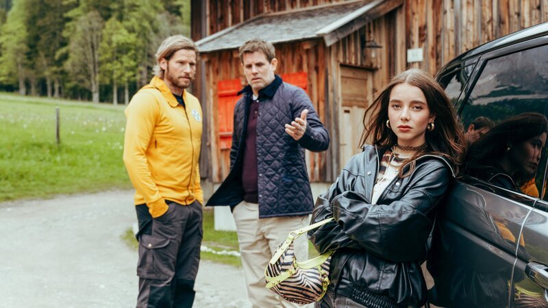 Lorenz König (Steffen Groth, M.) ist völlig überfordert mit seiner pubertierenden Tochter Mia Steiner (Lisa Junick, r.). Seine letzte Rettung: Mias Ziehvater Markus Kofler (Sebastian Ströbel, l.). – Bild: ZDF /​ ORF /​ Sabine Finger