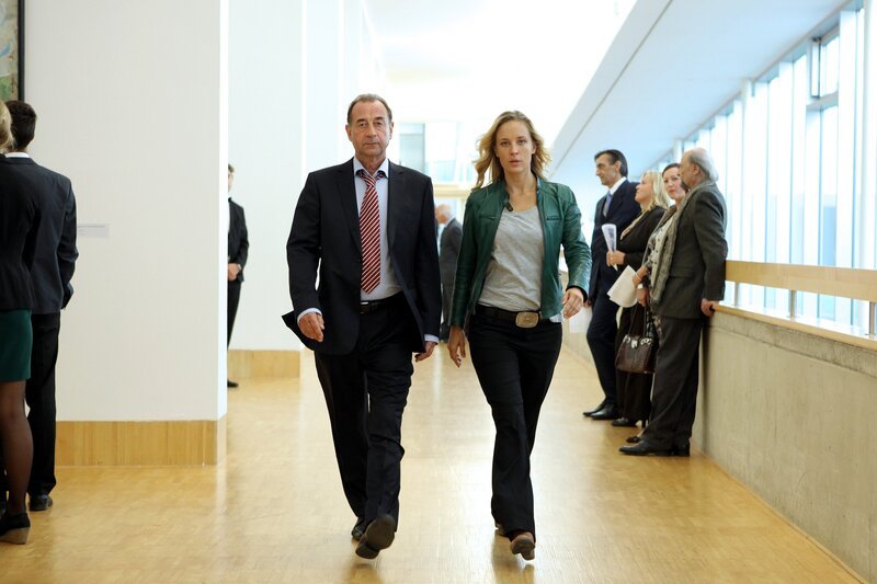 Dietrich Siegl (Otto Dirnberger), Lilian Klebow (Penny Lanz). – Bild: ORF
