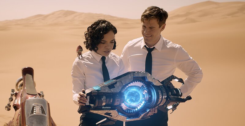In der Wüste Marrokos entdecken Agent M (Tessa Thompson) und Agent H (Chris Hemsworth), dass die Kugel, die der sterbende Vungus ihnen übergab, eine Superwaffe birgt. – Bild: ORF/​Sony Pictures/​Courtesy of Sony Pictures