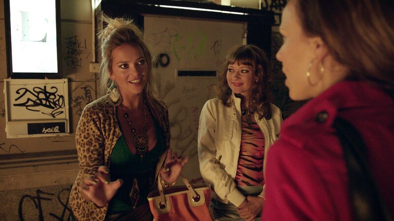 Um herauszufinden, wer der Vater ihres noch ungeborenen Kindes ist, lässt sich Kerstin (Nadja Becker, r.) auf die Unterstützung von zwei Prostituierten ein. Ob die geldgierigen Frauen ihr wirklich helfen können?; Um herauszufinden, wer der Vater ihres noch ungeborenen Kindes ist, lässt sich Kerstin (Nadja Becker, r.) auf die Unterstützung von zwei Prostituierten ein. Ob die geldgierigen Frauen ihr wirklich helfen können? – Bild: SAT.1