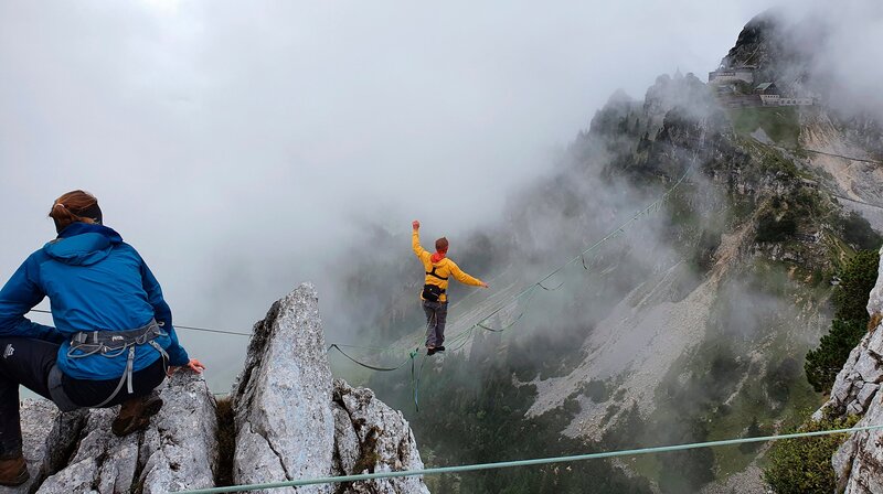Extremsportler Lukas Irmler beim Überqueren der längsten Highline Deutschlands. – Bild: BR/​south & browse GmbH/​Joachim Walther