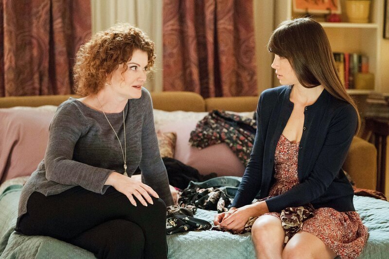 „The Sinner“, „Teil 3.“ Ambrose besucht Coras Eltern, die ihm von Coras jüngerer Schwester Phoebe erzählen, die kurz nach Coras Verschwinden vor fünf Jahren verstorben ist. Im Gefängnis offenbart Cora ihre ehemalige Heroinsucht und beschwört Ambrose, ihrem Ehemann Mason nichts davon zu sagen. Ambrose sucht daraufhin das Drogen-Reha-Zentrum auf und erfährt Erstaunliches über Coras Aufenthalt dort. Mason findet inzwischen den ominösen Drogendeiler JD und wird in eine Rauferei verwickelt. Im Bild (v.li.): Rebecca Wisocky (Margaret Lacey), Jessica Biel (Cora Tannetti). – Bild: ORF/​Universal/​Peter Kramer