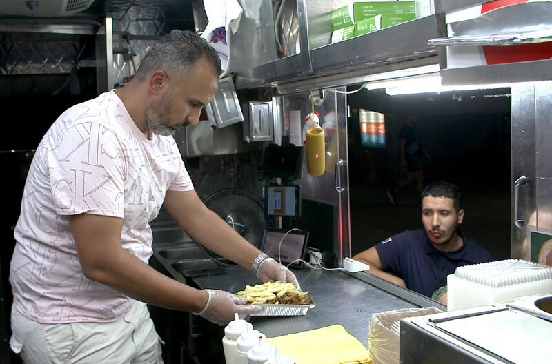Wie Mohammed Afifi (li.) versuchen viele Immigranten in New York, ihren Foodtruck-Traum zu verwirklichen. – Bild: MedienKontor/​Paul Galan