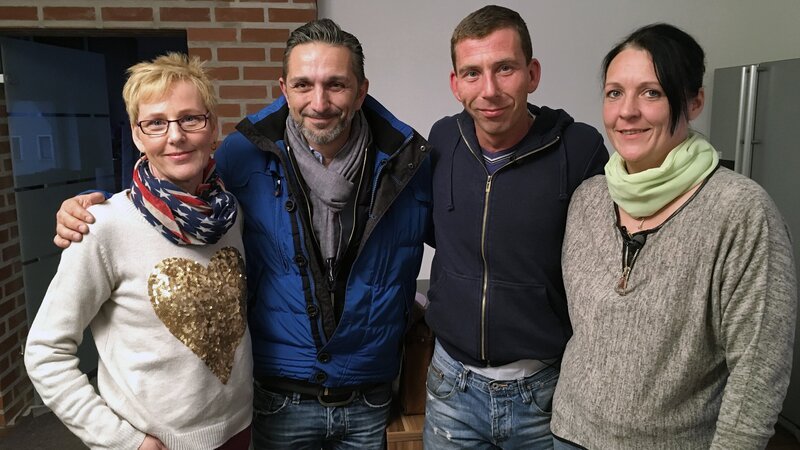 Foto, v.l.n.r.: Birgit, Experte Mauro Corradino, Matthias und Sandra – Bild: RTL II
