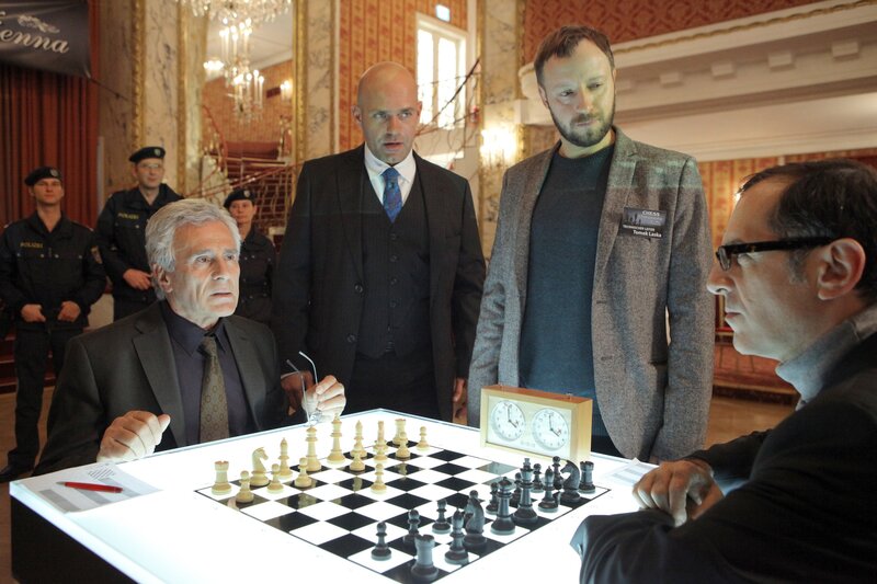 „Soko Donau“, „Schachmatt.“ Die Schachweltmeisterschaft in Wien wird von einer Bombendrohung überschattet. Ein kniffliges Schachrätsel kündigt drei Morde an. Trotz Ermittlungen ohne Schlaf kann die SOKO die ersten zwei Morde nicht verhindern. Ein Wettlauf mit der Zeit beginnt. Im Bild (v.li.): Gojko Mitic (Iwan Sorokin), Michael Rast (Arthur Lippmann), Ivan Shvedoff (Tomek Laska), Merab Ninidze (Boris Aljechin). – Bild: ORF/​SATEL-Film/​Petro Domenigg