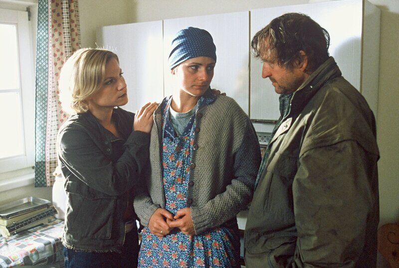 „Soko Kitzbühel“, „Lockvogel.“ Der Rechtsanwalt Dr. Robert Tönjes wird in seinem Kitzbüheler Haus ermordet aufgefunden. Im Bild (v.li.): Kristina Sprenger (Karin Kofler), Katja Keller (Vera Perlmoser), Vitus Zeplichal (Alfred Perlmoser). – Bild: ORF/​BEO-Film/​Laurent Trümper