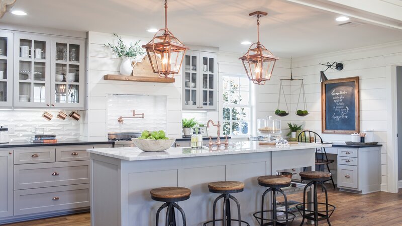 The Ward’s new kitchen is completely transformed with new cabinetry, appliances, and wood flooring. Copper light fixtures and a large island are installed, as seen on Fixer Upper. (After) – Bild: HGTV/​Scripps Networks, LLC. All Rights Reserved. /​ Jennifer Boomer/​Getty Images
