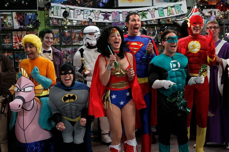 Nehmen bei einem Kostümwettbewerb als die Gerechtigkeitsliga teil und wollen natürlich gewinnen: Penny (Kaley Cuoco, M.), Sheldon (Jim Parsons, 2.v.r.), Raj (Kunal Nayyar, l.), Leonard (Johnny Galecki, 3.v.r.), Howard (Simon Helberg, 3.v.l.) und Zack (Brian Smith, 4.v.r.) … – Bild: CBS BROADCASTING INC.