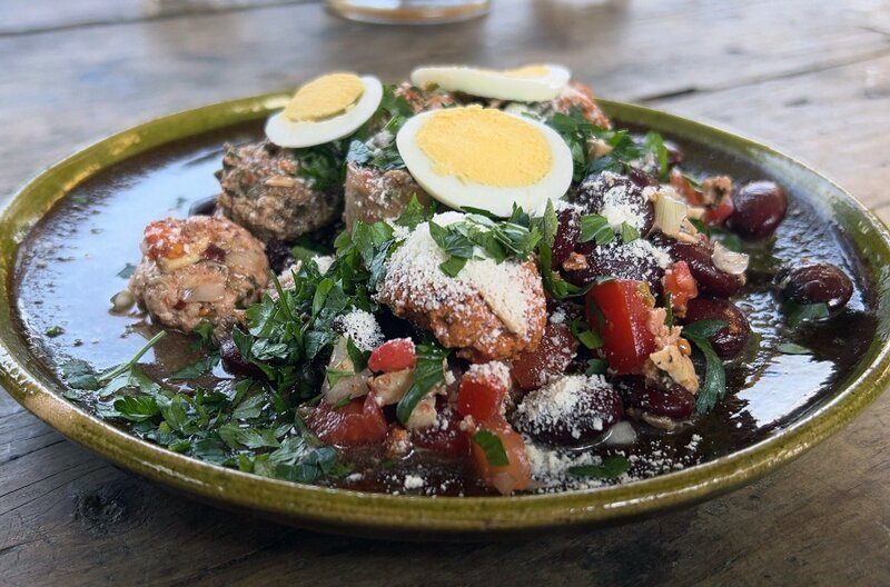 Guatemala: Serviert wird ein Salat aus gekochten Kidneybohnen, Tomaten, Zwiebeln, Knoblauch, Lorbeer und Thymian. Anschließend kommen Schweinefleisch, Hähnchen und Wurst dazu. – Bild: Elephant Doc