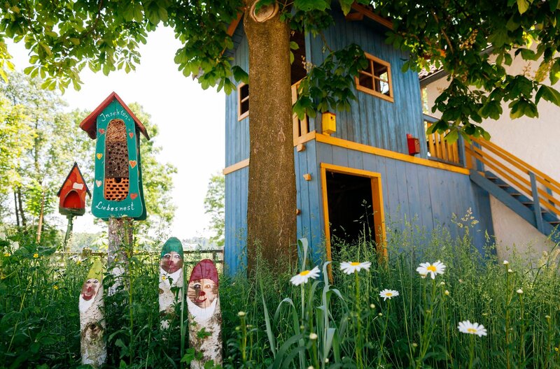Hof-Impressionen: Das Bienen-Hotel bei Edeltraud Zehetmeier in Niederbayern. Weiteres Bildmaterial finden Sie unter www.br-foto.de. – Bild: BR/​megaherz gmbh/​Moritz Sonntag