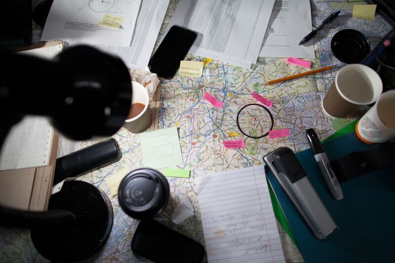 Gegenstände auf dem Schreibtisch. – Bild: aephoto / Crime + Investigation / A+E Networks Gegenstände auf dem Schreibtisch. – Bild: aephoto / Crime + Investigation / A+E Networks