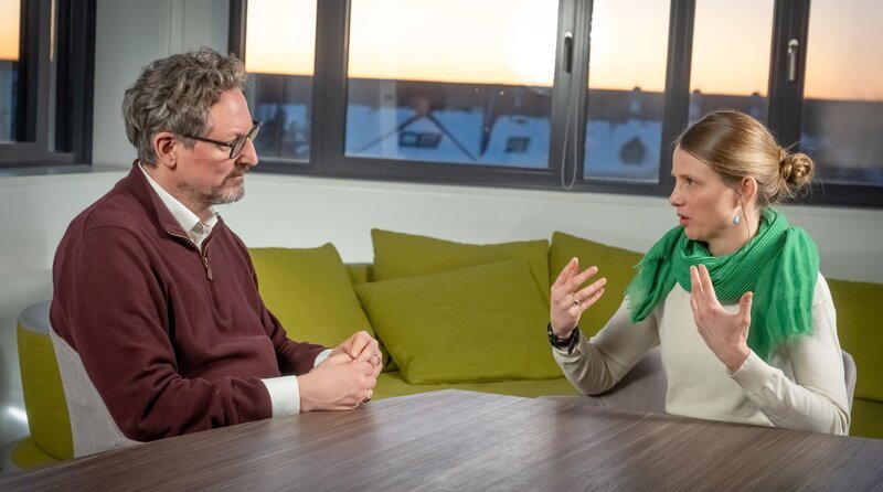 Dr. Anne Maass verrät Dr. Eckart von Hirschhausen die verblüffend einfachen Erkenntnisse aus ihrer Super-Ager-Forschung, um gesund und fit alt zu werden: immer in Bewegung bleiben, körperlich und geistig, ein Leben lang! – Bild: WDR/​Oliver Ziebe