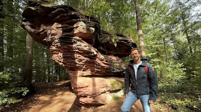 Moderator Arndt Reisenbichler am Totenköpfchen nahe Kaiserslautern. – Bild: SWR/​Rolf Stephan