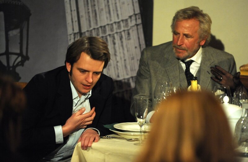 Floris Auftritt beim Krimi-Dinner ist recht kurz, er wird ermordet. Von links: Florian Brunner (Tommy Schwimmer) und Martin Kirchleitner (Hermann Giefer). – Bild: BR/​Marco Orlando Pichler