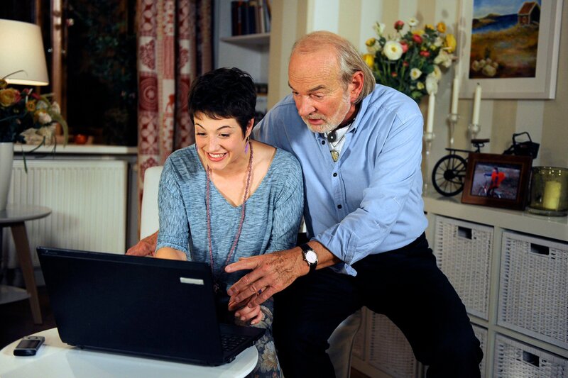 Hannes (Claus Dieter Clausnitzer, r.) lässt sich von Ariane (Alexandra Horn, l.) überreden, Uschi sein Musikvideo zu schicken. – Bild: ARD/​Nicole Manthey