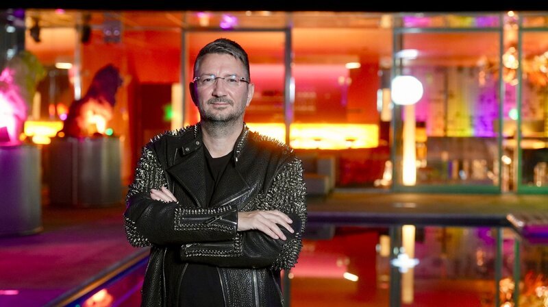 Der Österreicher Walter Temmer ist mit dem Handel von Domains wie preisvergleich.at reich geworden. Hier steht er von seinem illuminierten Wohnhaus in Leibnitz in der Steiermark. – Bild: MDR/​Simone Friedel