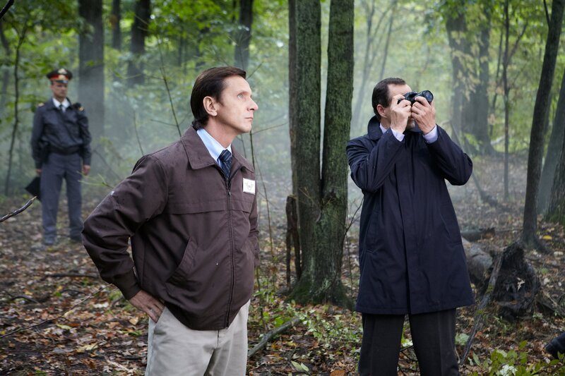 Ursachenforschung: Russische und polnische Ermittler untersuchen abgebrochene Äste in der Nähe der Trümmern; das Muster der Schäden in den Bäumen liefert den Ermittlern wichtige Hinweise. – Bild: Ian Watson /​ Cineflix /​ National Geographic Channels