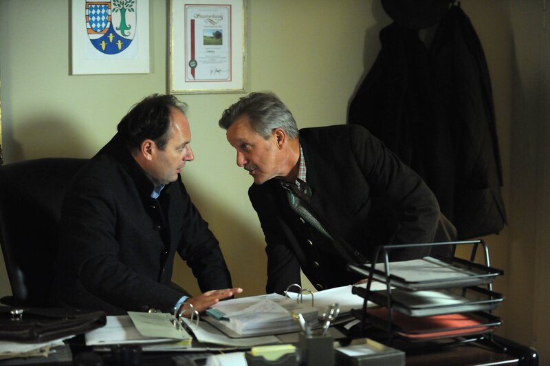 Bürgermeister Schattenhofer ertappt Hubert, als der sich an Schattenhofers verschlossener Schreibtischschublade zu schaffen macht. Von links: Hubert Kirchleitner (Bernhard Ulrich) und Lorenz Schattenhofer (Werner Rom). – Bild: BR/​Marco Orlando Pichler