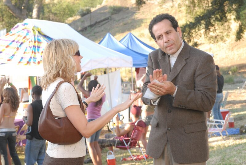 Monks (Tony Shalhoub) Hilfsbereitschaft, sich an der Suche nach Captain Stottlemeyers ausgebüchsten Sohn zu beteiligen, wird auf eine harte Probe gestellt, da sich Stottlemeyers Sprössling bei einem Rockkonzert aufhält – einer für Monks sensiblen Ohren eindeutig zu lauten Veranstaltung. (re. Traylor Howard) – Bild: Turner /​ UNIVERSAL STUDIOS