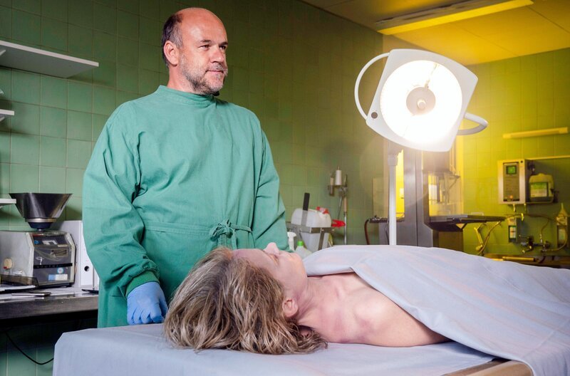 Dr. Strahl (Christoph Tomanek) – Bild: ORF/​ONE GATE/​ARD/​Georges Pauly