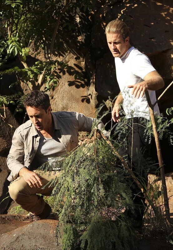 Bei einen gemeinsamen Wanderausflug in die Berge, machen Steve (Alex O’Loughlin, l.) und Danny (Scott Caan, r.) eine besondere Entdeckung … – Bild: 2011 CBS BROADCASTING INC. All Rights Reserved. Lizenzbild frei