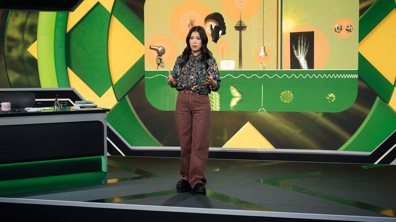 Handys, Mikrowellen, WLan, 5G – wir sind überall von Strahlung umgeben. Viele Menschen machen sich Sorgen um gesundheitliche Schäden durch Bestrahlung. Auch das Bundesamt für Strahlenschutz gibt konkrete Tipps, wie man Strahlung vermeiden kann. Doch was genau ist Strahlung überhaupt? Welche Strahlungsarten sind harmlos, welche gefährlich – und welche nur esoterische Märchen? Und wie können wir uns vor schädlicher Strahlung schützen? „MAITHINK X“ klärt auf. – Bild: ZDF und Ben Knabe