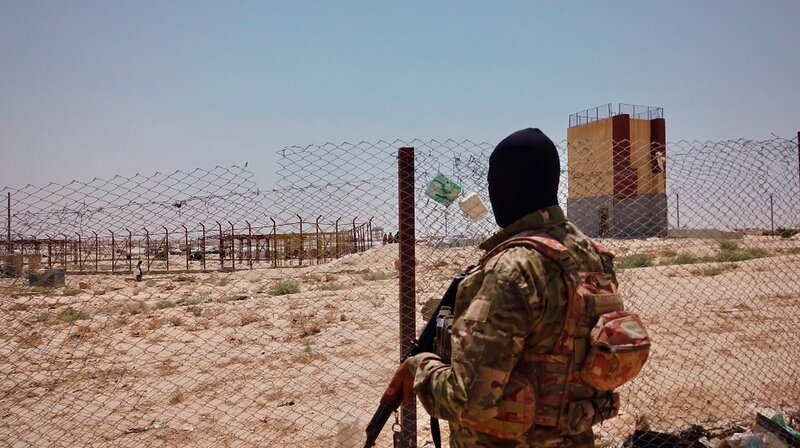 Kurdische Patrouille: YPG-Einheiten sollen verhindern, dass IS-Kämpfer aus dem Lager in Syrien fliehen. – Bild: BR/​Alan Reber