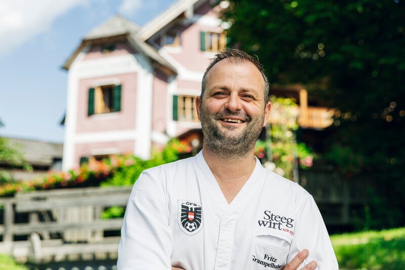 Fritz Grampelhuber posiert für ein Portrait. – Bild: ServusTV /​ Johannes Jank