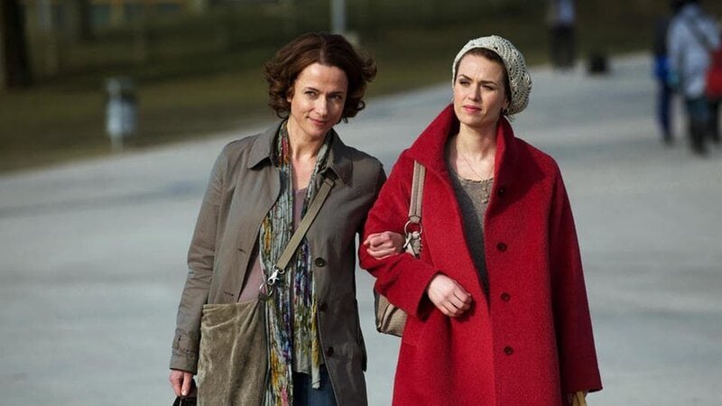 Anne May (Claudia Michelsen) und Carolin Winter (Melika Foroutan, r.) genießen ihre gemeinsamen Unternehmungen. – Bild: ARD Degeto/Bernd Schuller Anne May (Claudia Michelsen) und Carolin Winter (Melika Foroutan, r.) genießen ihre gemeinsamen Unternehmungen. – Bild: ARD Degeto/Bernd Schuller