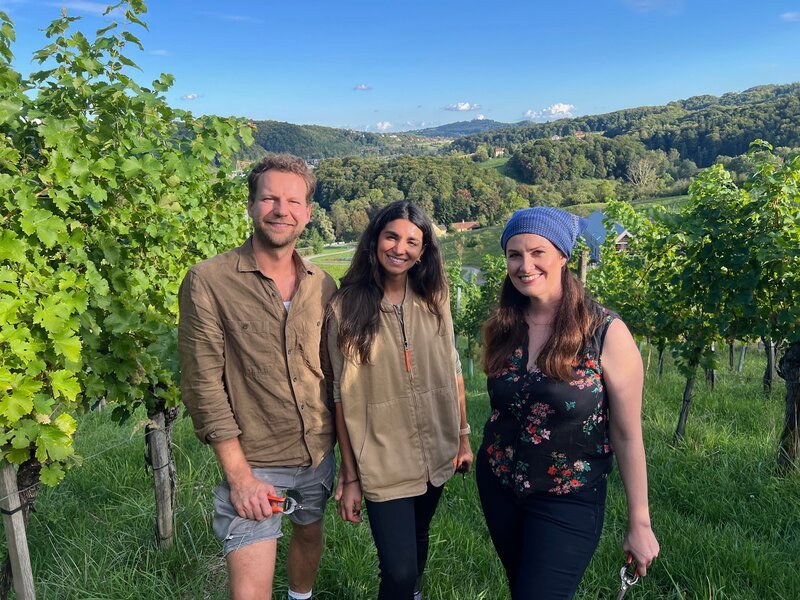 Moderatorin Conny Bürgler (rechts) steht mit Jürgen Trummer (links) und seiner Freundin Bianca (mitte) in seinem Weinberg in Spielfeld, Steiermark, Österreich. – Bild: ServusTV / Degn Film / Barbara Meikl Moderatorin Conny Bürgler (rechts) steht mit Jürgen Trummer (links) und seiner Freundin Bianca (mitte) in seinem Weinberg in Spielfeld, Steiermark, Österreich. – Bild: ServusTV / Degn Film / Barbara Meikl