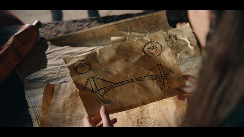 Tinka (Josephine Chavarria Højbjerg) hält eine Wegkarte für die Lichterwanderung in der Hand. – Bild: BR/​Cosmo Film/​TV2 Denmark