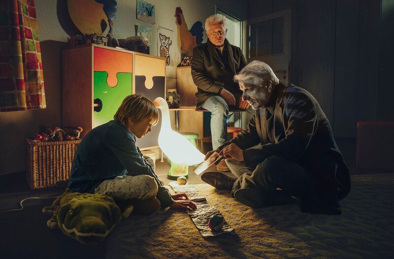 Ferdinand (Phileas Heyblom, li.) wird auf der Kinderstation des Krankenhauses von den Kriminalhauptkommissaren Ivo Batic (Miroslav Nemec, mi.) und Franz Leitmayr (Udo Wachtveitl, re.) befragt. – Bild: BR/​Sappralot Productions GmbH/​Hendrik Heiden