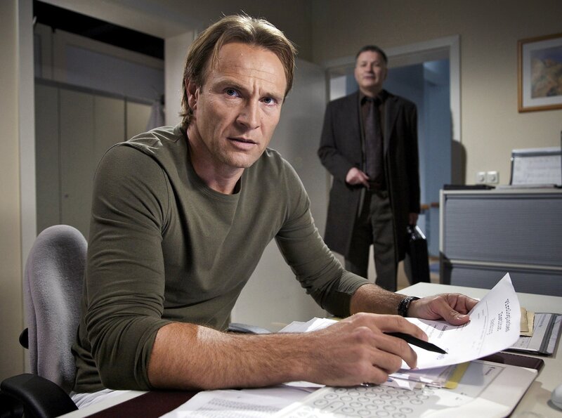 Martin Stein (Bernhard Bettermann, links) wurmt es, dass seine Freundin Elena und Dr. Kaminski ein Geheimnis haben. Sein Freund Roland Heilmann (Thomas Rühmann) versucht ihn zu beruhigen, erreicht aber genau das Gegenteil und pflanzt den Keim der Eifersucht. – Bild: MDR/​Wernicke