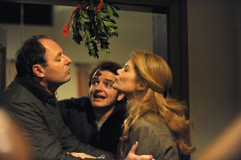 Flori will die letzte Beere am Mistelzweig retten, da er glaubt, damit bei einem Mädl landen zu können. Von links: Hubert Kirchleitner (Bernhard Ulrich), Florian Brunner (Tommy Schwimmer) und Uschi Guggenmoser (Silke Popp). – Bild: BR/​Marco Orlando Pichler