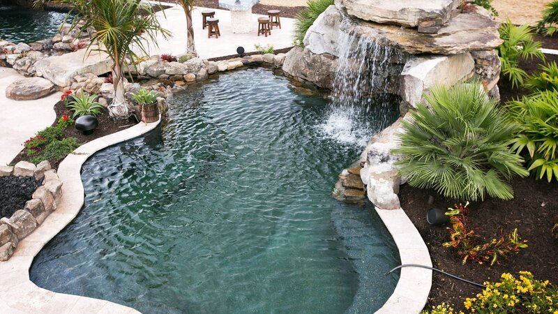 In dieser Folge bekommen es Lucas Congdon und sein Team mit anspruchsvollen Kunden zu tun. Henry Taylor und seine Frau Valerie haben zuvor schon diverse Baufirmen kontaktiert, aber kein Entwurf hat sie am Ende überzeugt. Die Hausbesitzer wissen ganz genau, was sie wollen: eine Badelandschaft mit Wow-Faktor, in der man schwimmen, relaxen und gesellige Abende mit Freunden verbringen kann. Das sind viele Wünsche auf einmal, doch Lucas und seine Profi-Handwerker sprudeln in Florida nur so vor Ideen. – Bild: HGTV