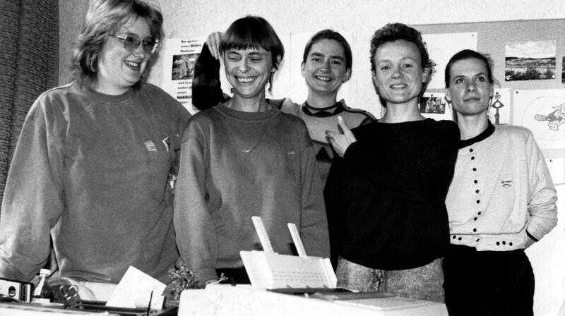 Die Gleichstellungsbeauftragte der DDR, Marina Grasse (2.v.l.), ihre Referentin Katrin Wolf (3.v.l.) mit ihrem Team 1990. – Bild: WDR/​Labo M GmbH