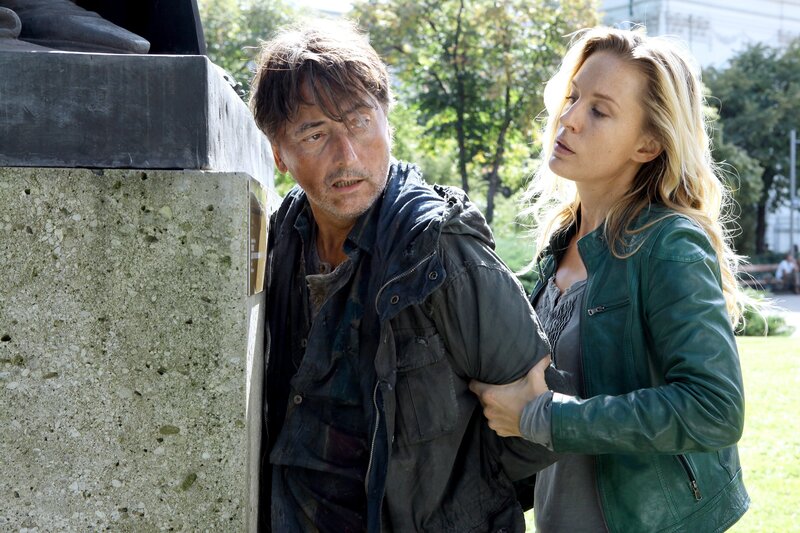 Günter Mokesch (Sigi), Lilian Klebow (Penny Lanz). – Bild: ORF 1