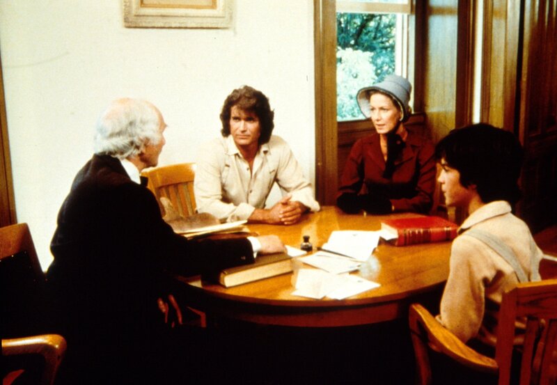 Richter Adams (John Zaremba, l.) teilt Charles (Michael Landon, 2.v.l.) und Caroline Ingalls (Karen Grassle, 2.v.r.) mit, dass der leibliche Vater von Albert (Matthew Laborteaux, r.) das Sorgerecht zurück haben möchte … – Bild: Sat.1 Gold
