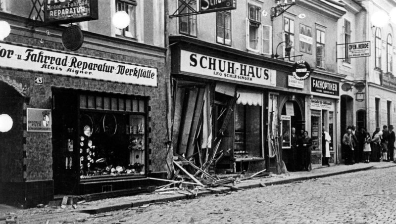 Geplünderte jüdische Geschäfte 1938. – Bild: ORF/​Yad Vashem