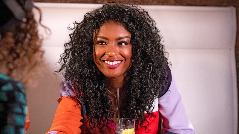 Javicia Leslie as Ali Finer. – Bild: CBS Broadcasting, Inc. /​ David Giesbrecht