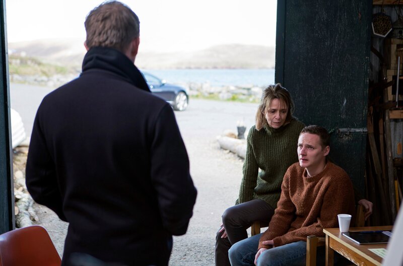 Jimmy Perez (Douglas Henshall) Tochter Cassie (Erin Armstrong) stellt ihrem Vater ihren neuen Freund Edison (Benjamin Cawley) vor. – Bild: ARD Degeto/​ITV Studios