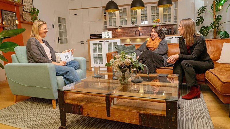 (v.l.) Elena Schulte, Anna Hofacker, Christiane Walz – Bild: Bibel TV