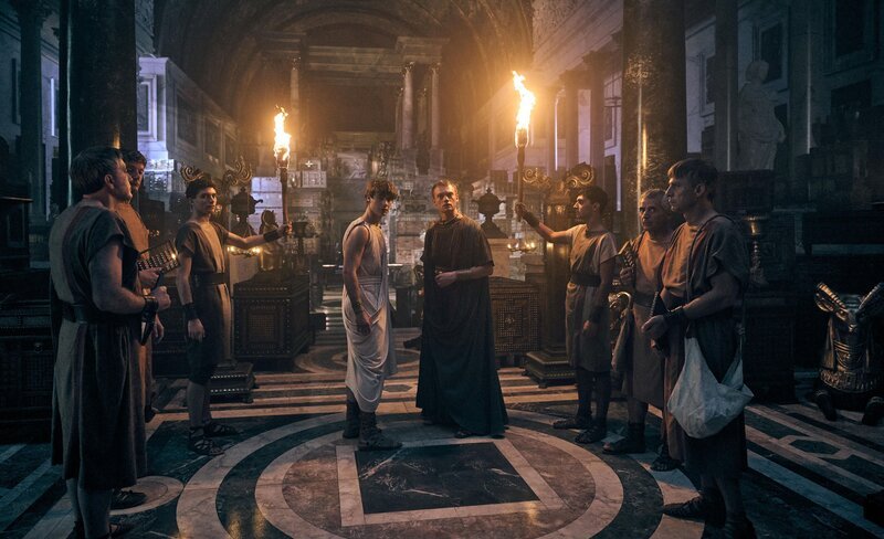 Domitian (Jojo Macari, mitte, r.) – Bild: Peacock TV LLC /​ Reiner Bajo