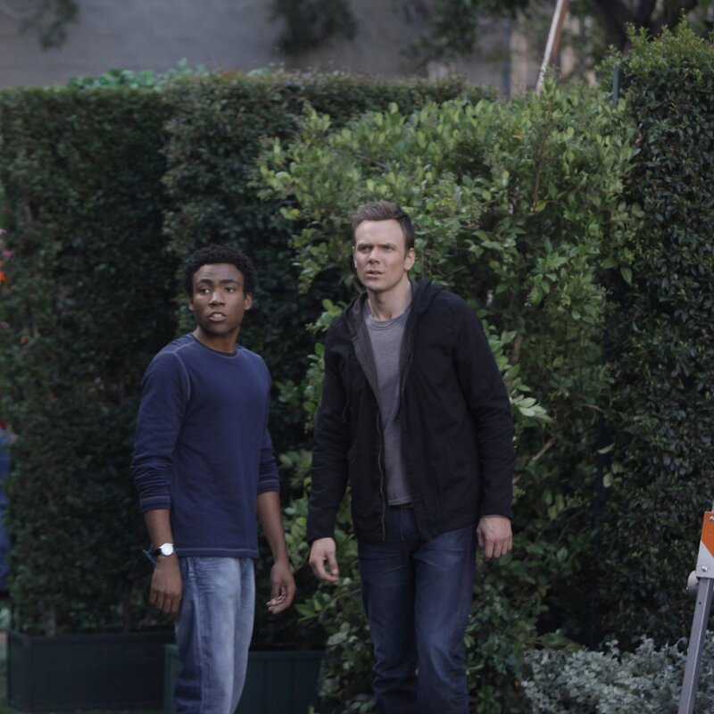 Nachdem Jeff (Joel McHale, r.) und Troy (Donald Glover, l.) herausfinden, dass der Hausmeister ein geheimes Trampolin auf dem College-Gelände versteckt hält, entdecken sie eine neue Möglichkeit, sich zu entspannen … – Bild: Sony Pictures Television Inc.