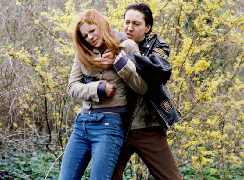 Katrin Lemke (Laura Laß) wehrt sich gegen die Zudringlichkeiten Martin Kubelkas (Mario Irrek, rechts). – Bild: MDR/​Bischof