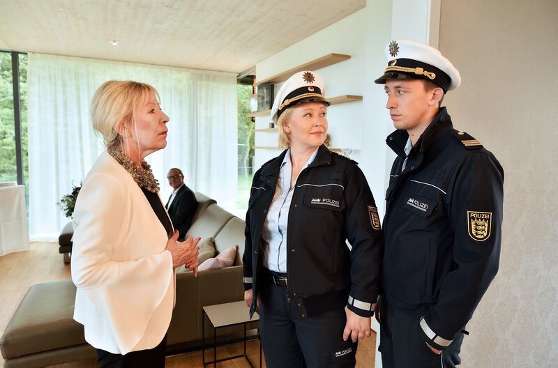 Marianne Genzgen (Barbara Magdalena Ahren, links) sieht ungern die Ermittler Nele (Floriane Daniel, Mitte) und Pirmin (Simon Werdelis) auf ihrem Charity-Empfang. – Bild: ARD/​SWR/​Patrick Pfeiffer