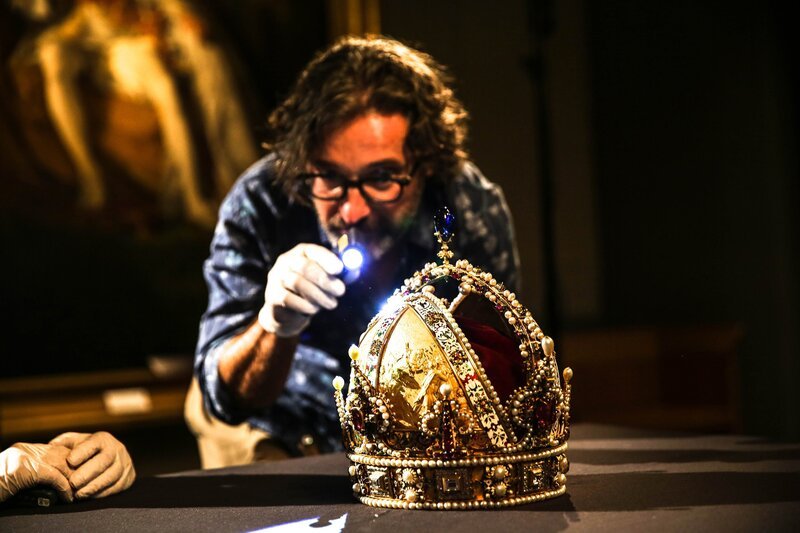 Kurator Paulus Rainer mit der Rudolfskrone. – Bild: ORF/​pre tv/​Katalin Hanappi